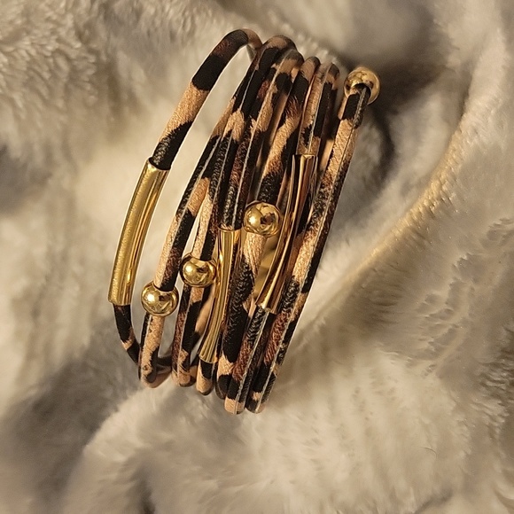 Bracelet 🎁 Animal print vegan leather magnetic closure bracelet - Picture 4 of 4